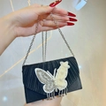 Pochette de soirée plissée noire avec papillon en strass et pompons de perles argentés - Noir