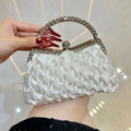 Elegante weiße Satin-Abendtasche mit Webstruktur und funkelndem Strass-Griff - Weiß