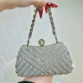 Elegante borsa da sera argentata con strass scintillanti e chiusura a perla rotonda - Argento