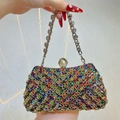 Elegante borsa da sera con strass multicolori, chiusura a perla e catena ad anelli - Colorato