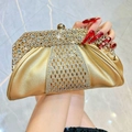 Elegante borsa da sera dorata con finiture in strass e finitura metallica lucida - Oro