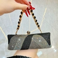 Τσάντα clutch με μαύρα και ιριδίζοντα στρας, χρυσή αλυσίδα και σχέδιο κυμάτων - Μαύρο