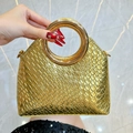 Elegante borsa a mano intrecciata dorata con grande manico rotondo in metallo da donna - Oro