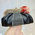Elegante borsa da sera in pelle nera con strass scintillanti e montatura dorata - Nero