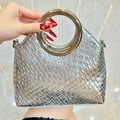 Borsa a mano argento con trama intrecciata e grande manico circolare in metallo dorato - Argento