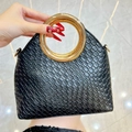 Elegante borsa da sera nera a trama intrecciata con manici tondi in oro - Nero
