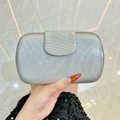 Silberne Abendtasche mit Glitzer-Struktur und Kette für elegante Abendveranstaltungen - Silber