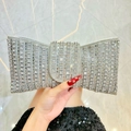 Elegante silberne Abend-Clutch in Schleifenform mit funkelnden Strasssteinen besetzt - Silber