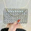 Elegante silberne Clutch mit rechteckigen Kristallen und Strasssteinen für Abendgalas - Silber