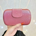 Elegante abendliche Clutch in Rosé-Pink mit Glitzer-Textur und edler metallischer Kette - Rosa