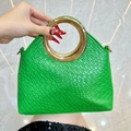 Borsa alla moda in pelle intrecciata verde erba con grande manico circolare dorato - Verde