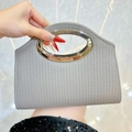 Graue Clutch mit Webmuster, goldenem Metallgriff und Kettenriemen für Damen - Silbergrau