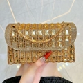 Luxuriöse goldene Abendtasche mit eckigen Strasssteinen und goldener Metallkette - Gold
