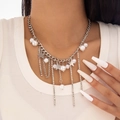 Détail du collier chaîne argenté avec perles blanches et pompon en strass - Style de Gland en Strass Pentagramme (28747-silvery)