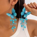 Blaue Schmetterlingsohrringe mit langen Perlenquasten, am Modell zur Ansicht gezeigt - Blauer Schmetterling Perlen Quaste Stil (27822-3-blue)