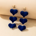 Orecchini a cuore in velluto blu a tre livelli con perni dorati per uno stile elegante - Stile Cuore Blu (8402-blue)