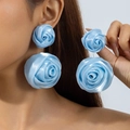 Dettaglio di eleganti orecchini a rosa in raso blu indossati da una modella alla moda - Stile Doppia Rosa Blu (31003-ear-blue-EP)