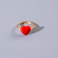 Detailansicht eines Goldrings mit einem leuchtend roten Harzherz auf glattem Band - Rotes Herz Goldring Stil