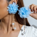 Orecchini a fiore in organza azzurro con perle bianche e catena d'oro su modella - Stile Nappa in Perla di Garza Blu Chiaro (27505-ear-blue)