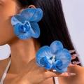 Orecchini a orchidea blu vibrante e anello coordinato indossati da una modella - Stile Set Orchidea Blu (27335-2-blue)