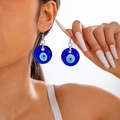 Orecchini pendenti Evil Eye in vetro blu con ganci argento su modella donna - Stile Malocchio Blu (27786-2-blue)