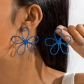 Orecchini a fiore blu minimalisti con cinque petali opachi indossati - Stile Fiore in Filo Blu (28080-blue)