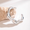 Gros plan détaillé du bracelet manchette argenté ondulé avec finition miroir liquide - Style de Flux Liquide Argenté (28737-2-silvery)
