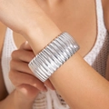 Gros plan sur un large bracelet manchette argenté avec un design texturé en vagues de plis - Style Plissé en Orgue Argenté (28734-silvery)
