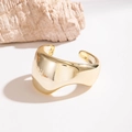 Gros plan d'un bracelet manchette doré poli avec un design ondulé et asymétrique - Bracelet Jonc Ouvert Large à Vagues Doré (28752-1-golden)