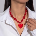 Détail du collier coeur rouge en acrylique avec perles irrégulières sur chemise blanche - Style Coeur Gelée De Perles Rouge Vif Irrégulier (28903-red)