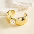 Détail d'un large bracelet manchette doré orné d'une grande perle blanche centrale - Style Doré avec Incrustation de Grosse Perle (29425-G)