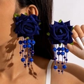 Orecchini a rosa blu scuro con nappe di perline viola indossati da una modella donna - Stile Nappa con Perline Rosa Blu Scuro (27531-blue-EP)