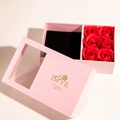 Rosa Schmuck-Geschenkbox mit Sichtfenster sechs roten Rosen und Gold-Love-Schriftzug - Rosa Rosen Geschenkbox Set