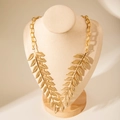 Collana alla moda in oro a forma di foglia con catena in metallo e dettagli di perle - Stile Catena Grossa in Foglia d'Oro (28995-G)