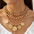 Dettaglio collana bohémien dorata a più strati con ciondoli a moneta vintage su modella - Stile Ciondolo a Motivo Catena di Perline a Triplo Strato (30965-nek-G-EP)