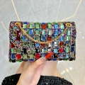 Elegante Abendtasche mit bunten Kristallen und einem goldfarbenen Metallkettenriemen - Irisierendes Schwarz
