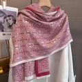 Dettaglio di sciarpa con motivo geometrico bordeaux e crema e bordi con morbide frange - Rosso