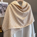 Dettaglio sciarpa in cashmere jacquard beige e bianco con motivi floreali e frange - Cachi