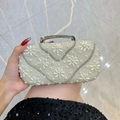 Elegante weiße Perlen-Abendtasche mit floralen Akzenten und funkelndem Strass-Griff - Silber