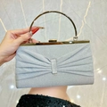 Bolso de noche plateado con lentejuelas, diseño plisado y asa metálica elegante - Plateado