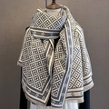 Dettaglio scialle grigio effetto cashmere con motivi a rombi e bordi a frange - Grigio