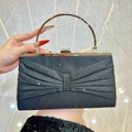Bolso de noche negro brillante con diseño de lazo plisado y asa circular de metal dorado - Negro