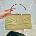 Bolso de noche dorado con lentejuelas, pliegues de lazo y asa de metal pulido - Dorado