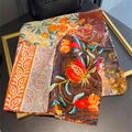 Pañuelo de seda vintage con motivos floraux paisley expuesto en mesa dorada - 65*65cm / Estampado Botánico Vintage Naranja (ZA-34)