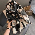 Dettaglio di sciarpa floreale elegante con frange su pesante tessuto pashmina - Beige-Nero
