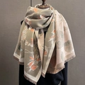 Dettaglio della stampa floreale vintage e frange su questa scialle in cashmere - Cachi