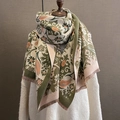 Nahaufnahme des Vintage-Jacquardmusters und der weichen Quastenkanten des Winterschals - Armeegrün