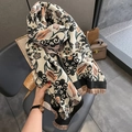 Detail eines floralen Pashmina-Winterstils mit Fransen und weicher Jacquard-Textur - Beige-Schwarz