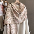 Detail von floralem Jacquard-Muster und feinen Fransen an dickem beigem Kaschmirschal - Beige Kaffee