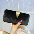 Elegante schwarze Samt-Abendtasche mit einem detaillierten blattförmigen Goldverschluss - Schwarz